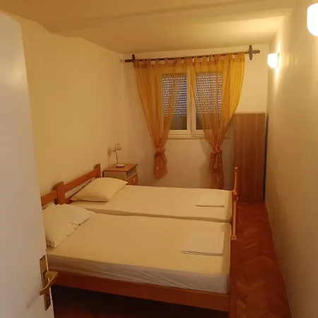 Leonidas Pag Apartment